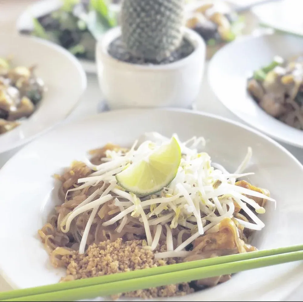 noodles with bean sprouts and lime